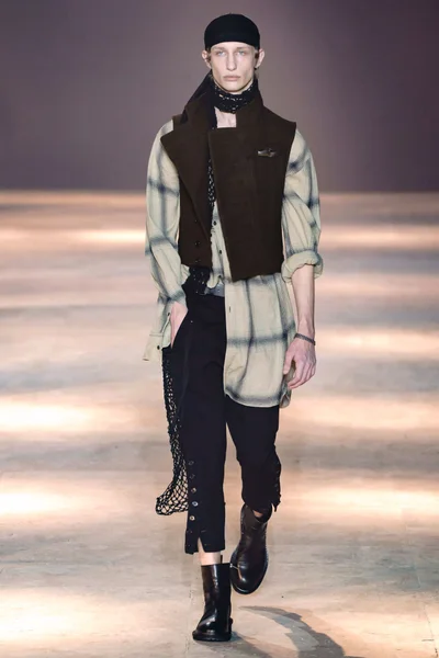 Look 16